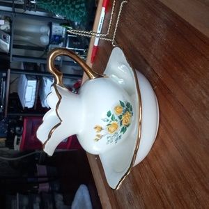 Vtg medium water Picture w/ wash finger basin.